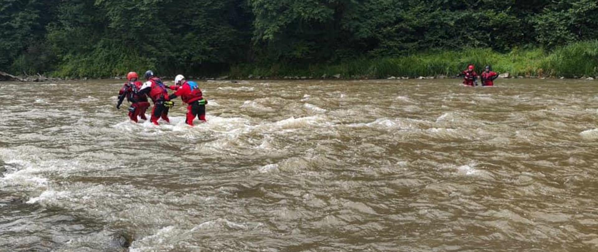 Strażacy w nurcie rzeki