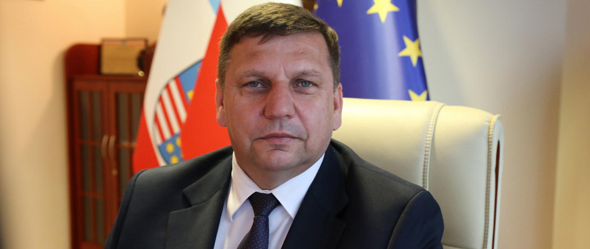  Wicewojewoda na tle flag