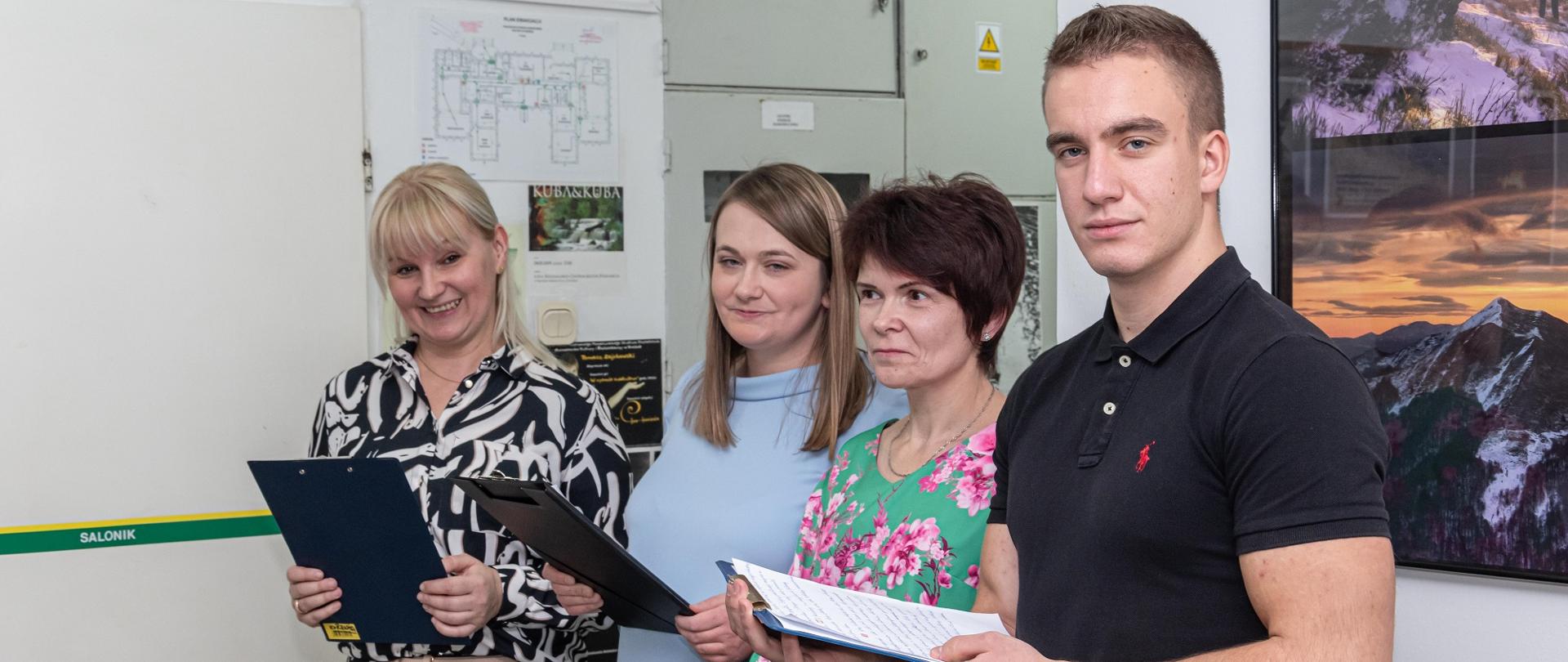 Na zdjęciu stoją słuchaczki i słuchacz, którzy zapowiadają swoje wystawy fotograficzne.