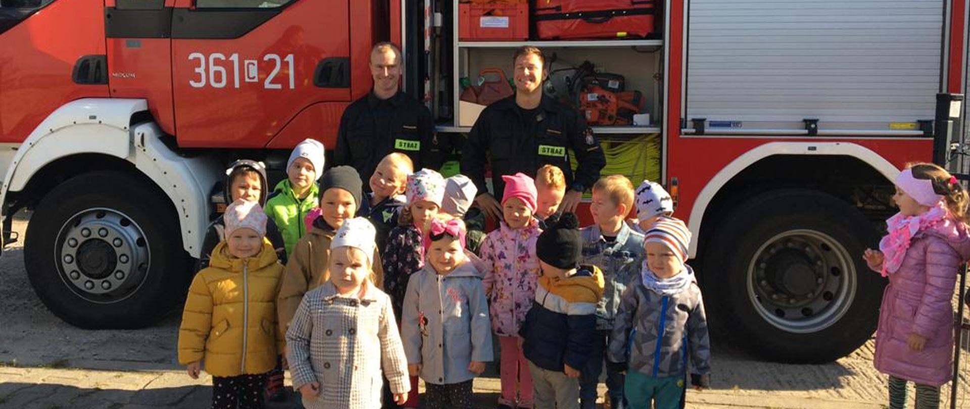 Wizyta włocławskich strażaków w przedszkolu "Smerfna Chata" we Włocławku