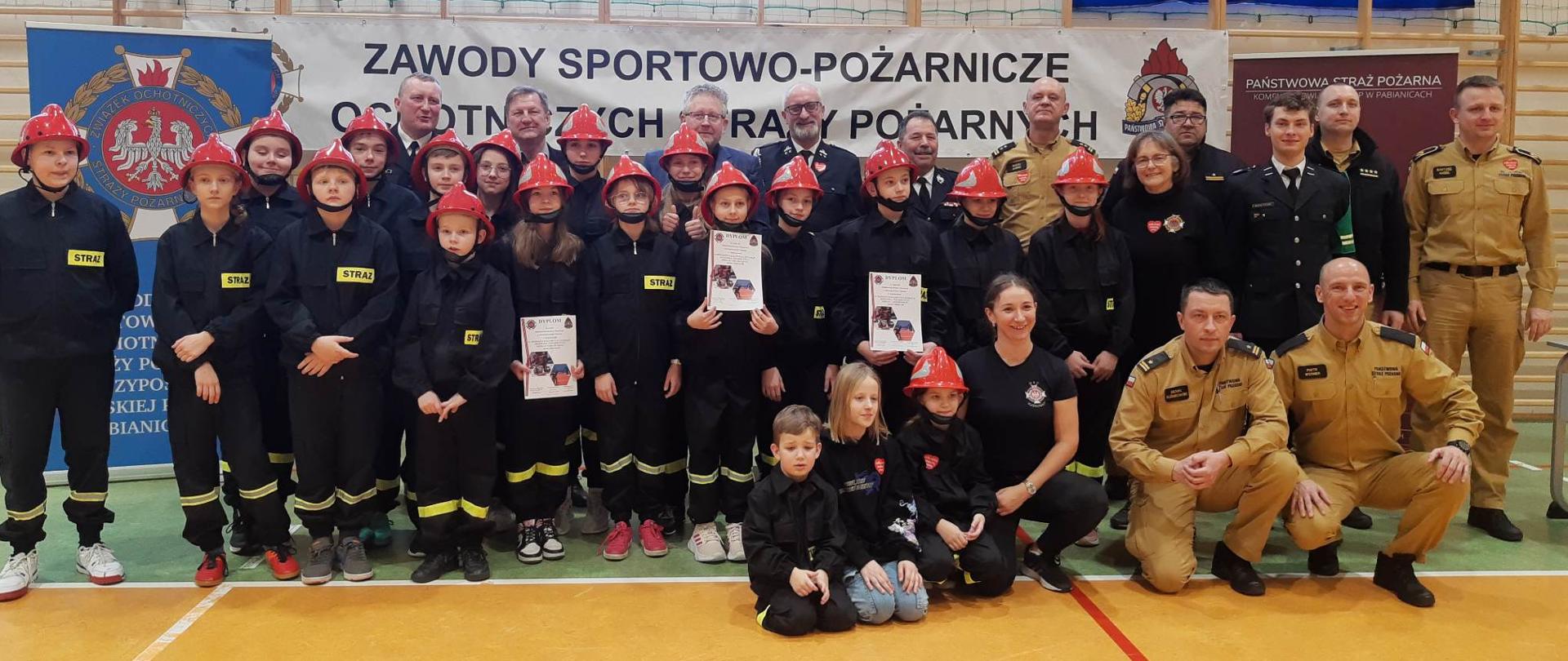 Na zdjęciu laureaci I powiatowych młodzieżowych halowych zawodów OSP wraz z obsługa techniczną, organizatorami i sędziami.