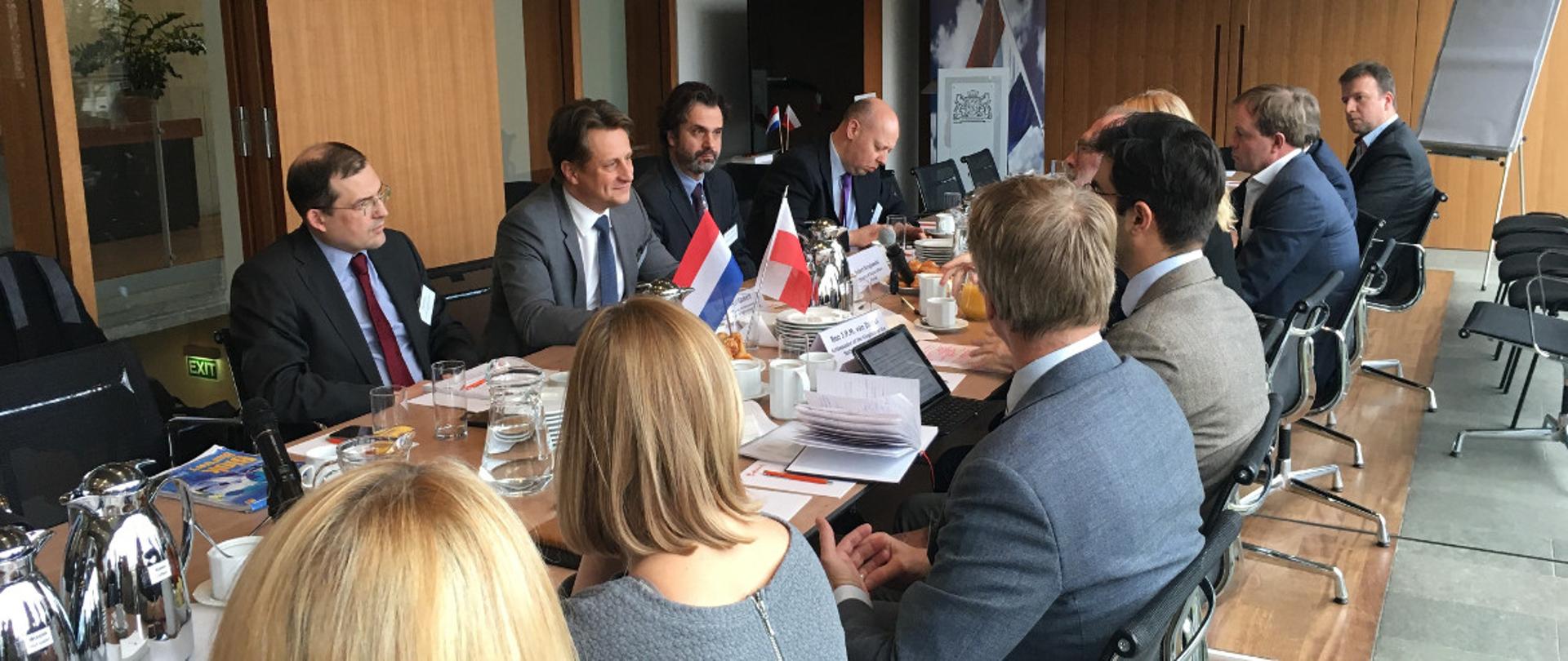 Uczestnicy spotkania przy stole