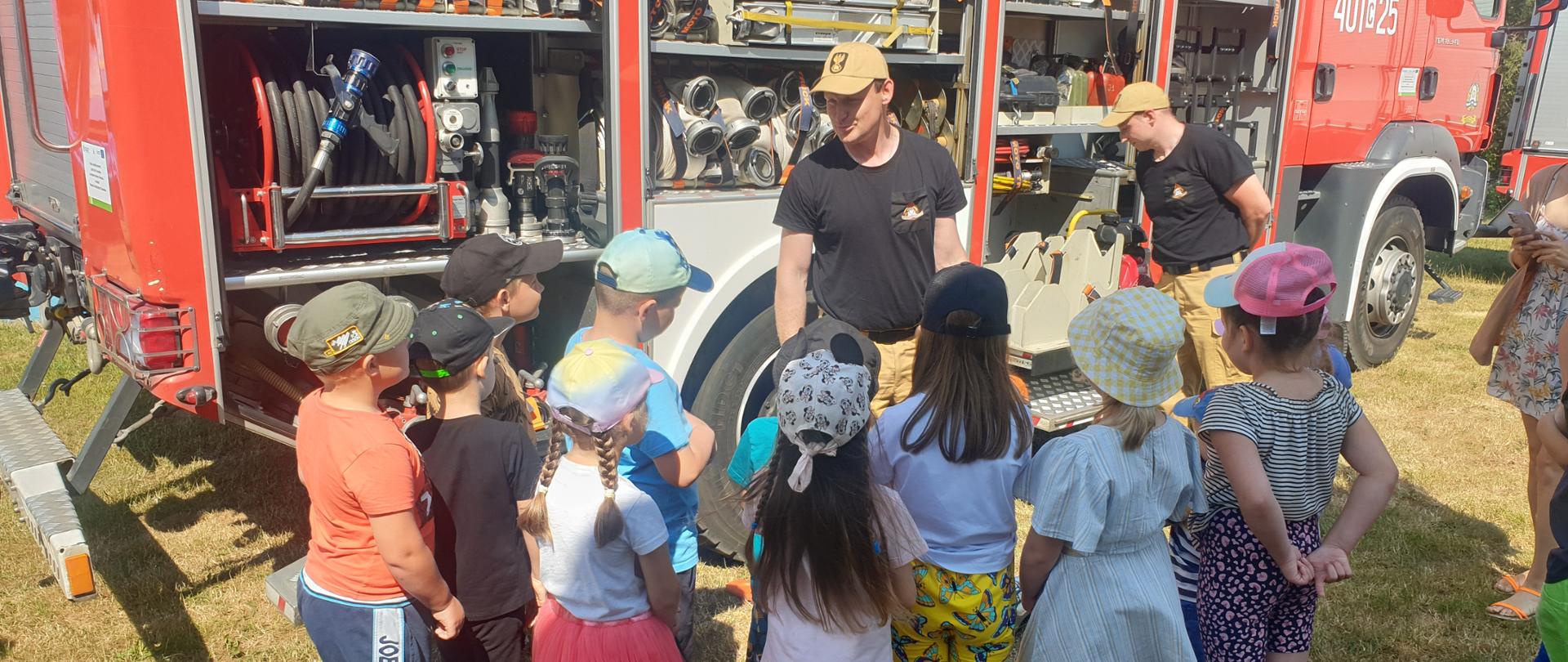Pokaz sprzętu na samochodach będących na wyposażeniu w JRG