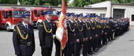 Zdjęcie przestawia strażaków PSP oraz OSP powiatu brodnickiego podczas uroczystości Powiatowych Obchodów Dnia Strażaka.
