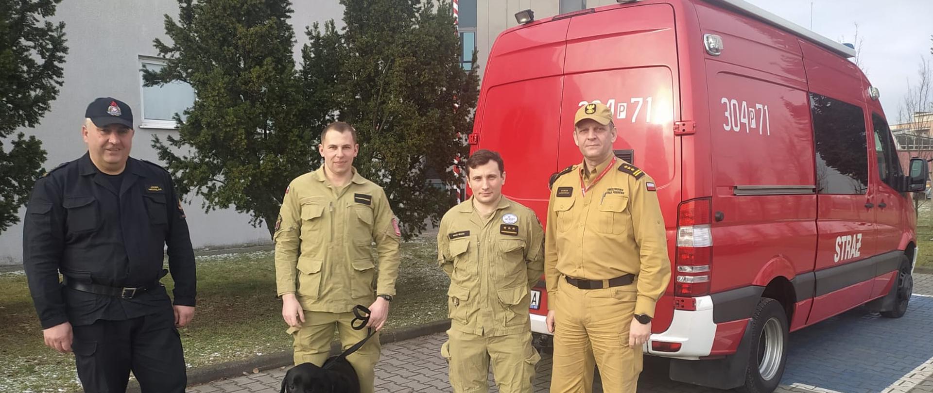 Poznańscy komendanci żegnający strażaków biorących udział w poszukiwaniach osób zaginionych na terenie Turcji