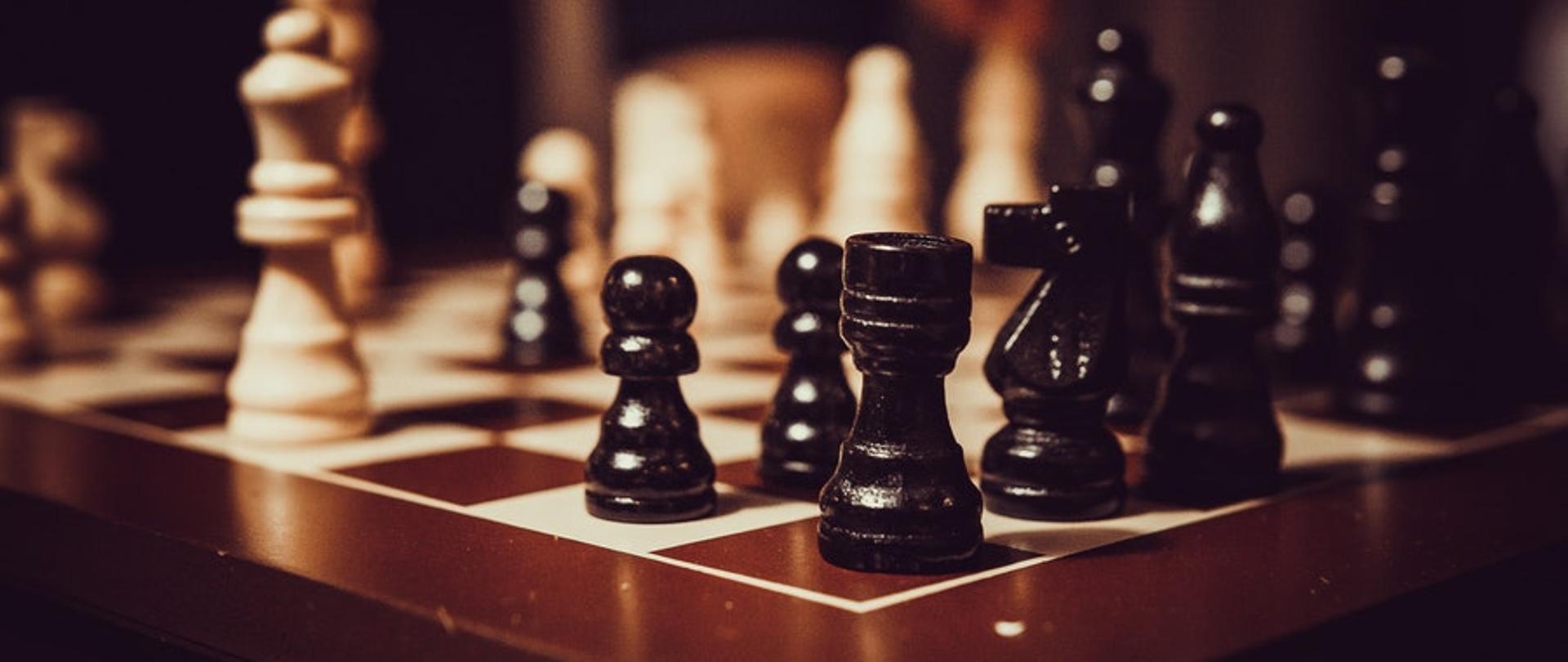 Na zdjęciu widać rozłożone na planszy szachy