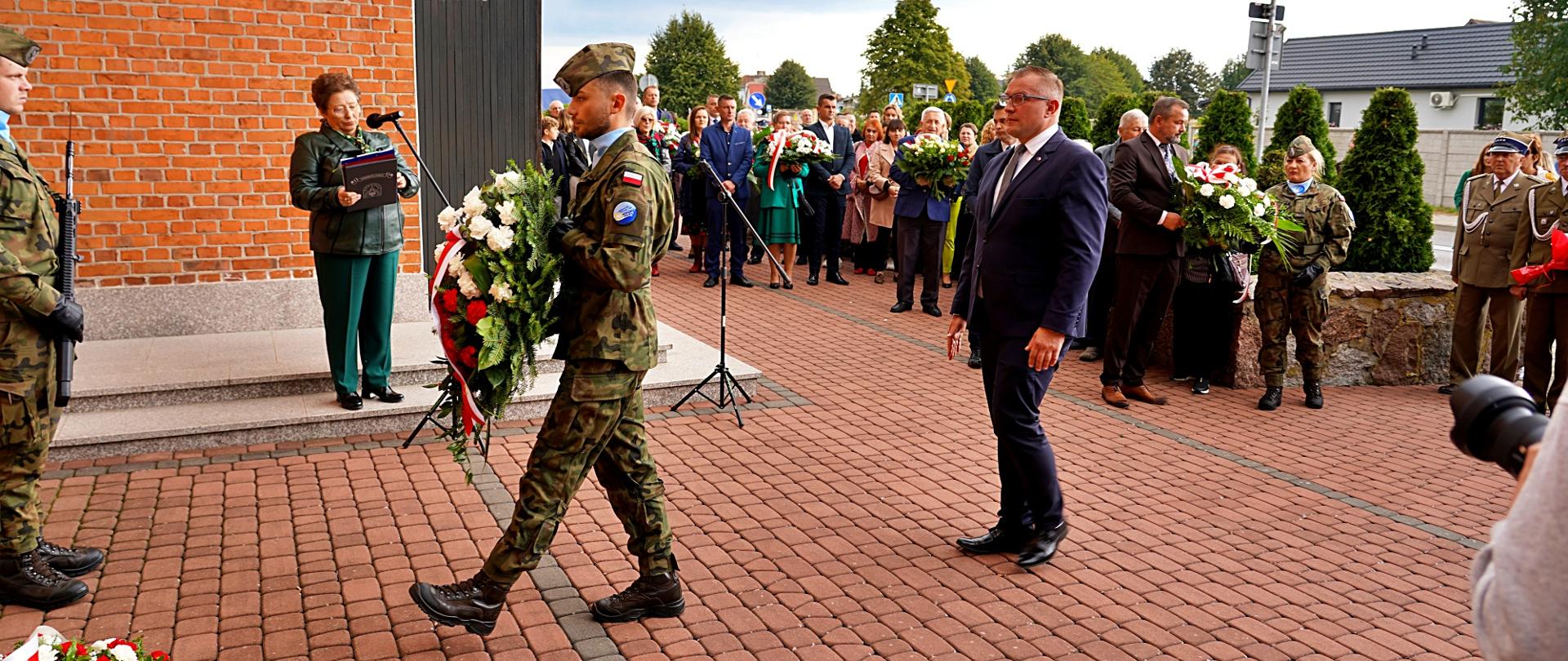 Cześć i chwała lotnikom ziemi gniewoszowskiej