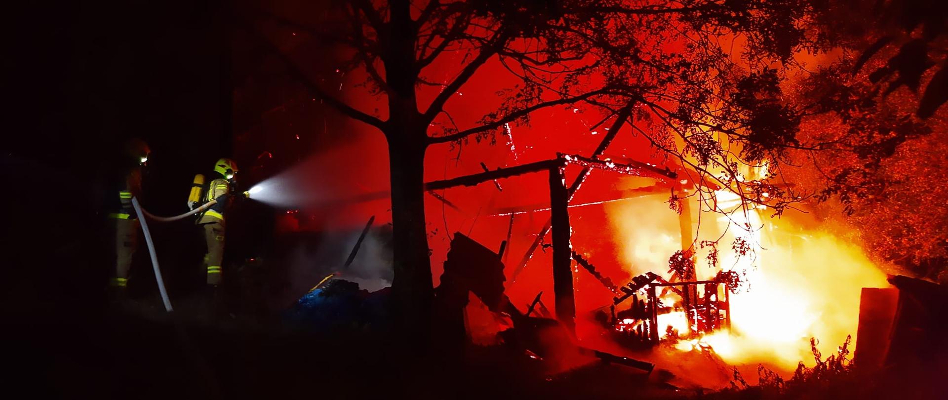 
Dziewięć zastępów straży pożarnej gasiło dzisiejszej nocy pożar drewnianego budynku mieszkalnego w Czańcu.
