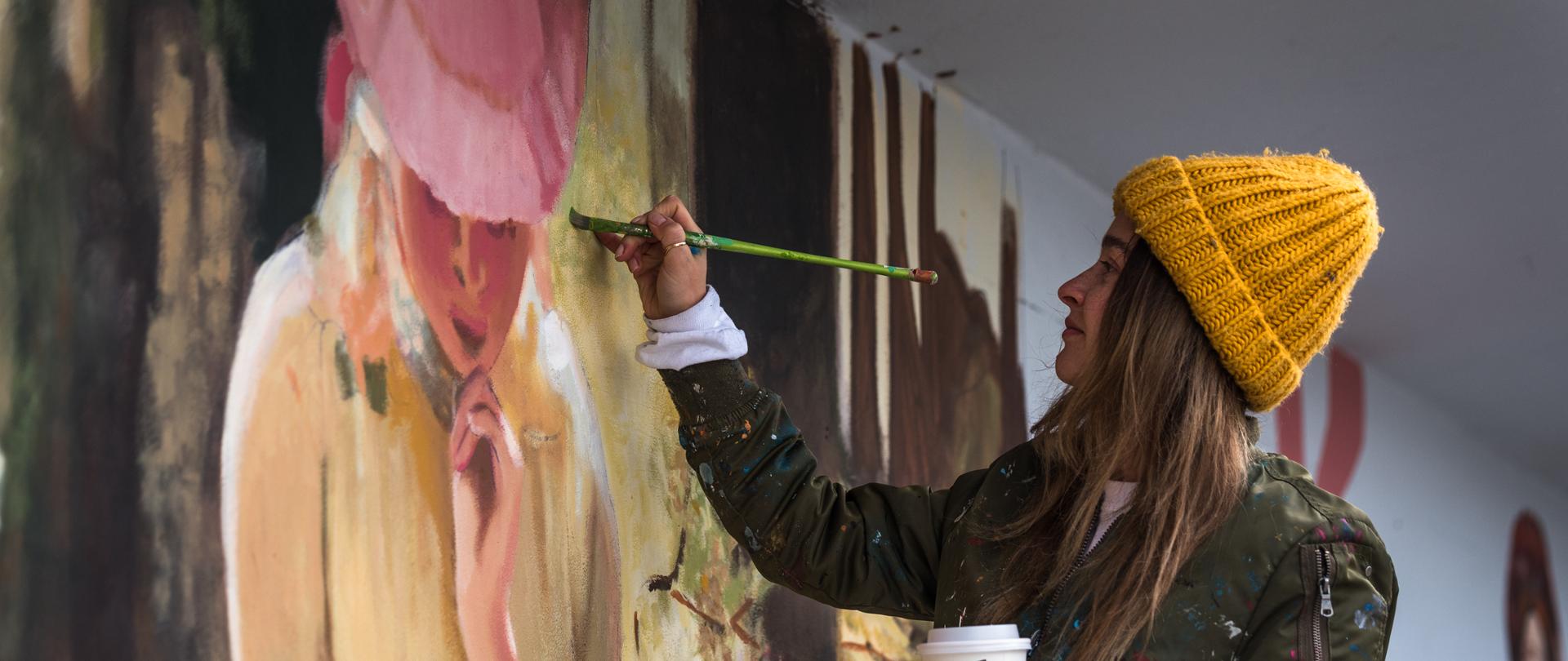 „Utracone/Odzyskane. Z kolekcji warszawskich” – niezwykły mural przy wejściu do Metra Centrum w Warszawie, fot. Michał Dziurkowski