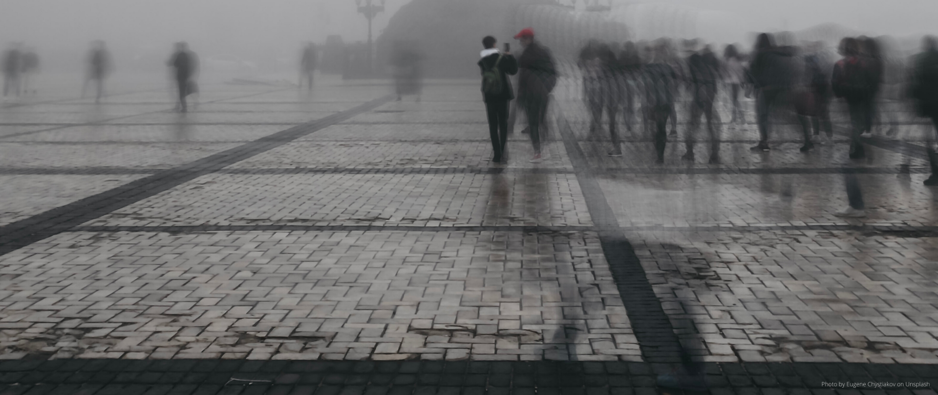 Ludzie idący ulicą w gęstej mgle/smogu