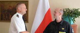 Zdjęcie przedstawia moment wręczenia awansu przez Komendanta Powiatowego