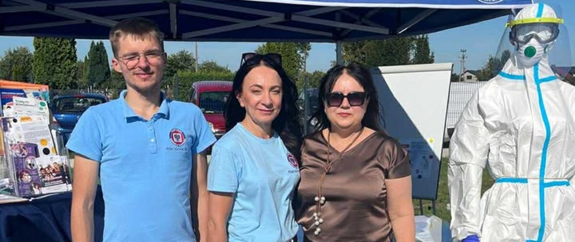 Zdjęcie przedstawia dyrektora PSSE w Sochaczewie wraz z pracownikami przy stoisku edukacyjno-profilaktycznym PSSE w Sochaczewie podczas Dożynek Powiatowych w Kozłowie Biskupim 2025