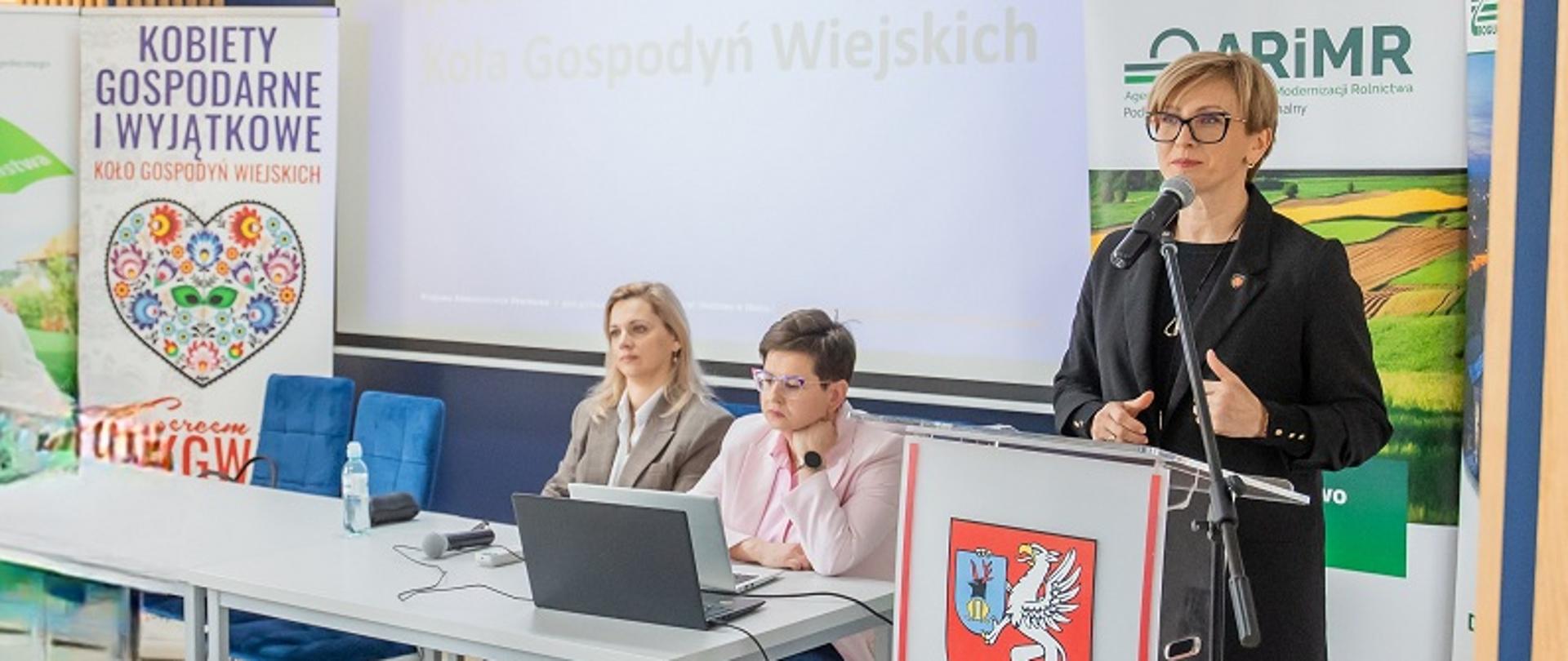 Naczelnik US w Mielcu stoi przy mównicy