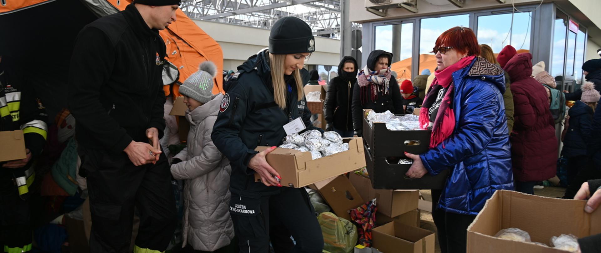 Funkcjonariusze KAS pomagają uchodźcom w przekroczeniu granicy, transporcie i lokowaniu w miejscach noclegowych
