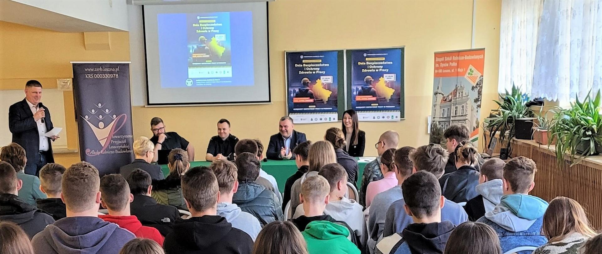 27 kwietnia inspektorzy z leszczyńskiego oddziału Inspekcji Transportu Drogowego spotkali się z młodzieżą z Zespołu Szkół Rolniczo - Budowlanych im. Synów Pułku