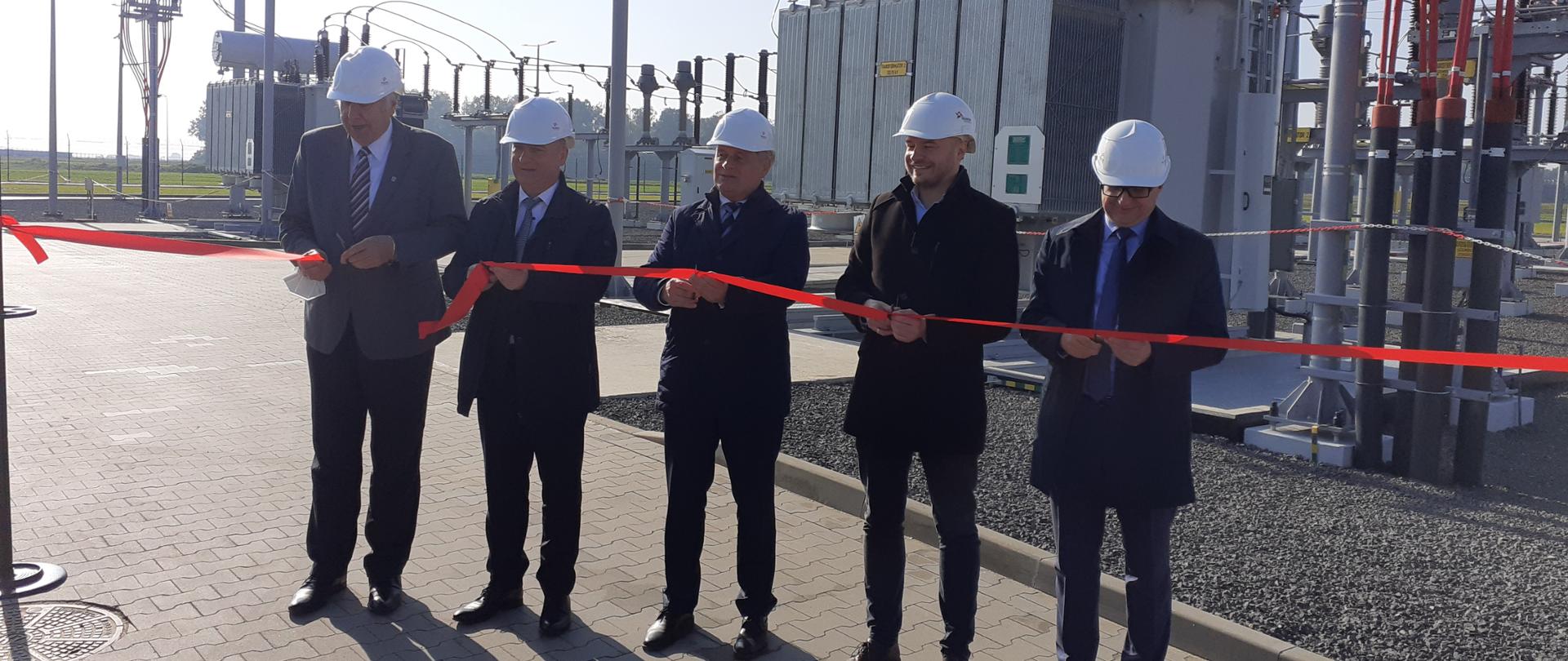 GPZ Olszowa (Główny Punkt Zasilania) to nowa i strategiczna dla rozwoju gminy Ujazd inwestycja energetyczna TAURONA. Zdjęcie przedstawia uroczyste przecięcie wstęgi pod inwestycję. Na zdjęciu starosta pow. strzeleckiego, prezes Taurona, wojewoda opolski, burmistrz Ujazdu i kierownik obiektu.