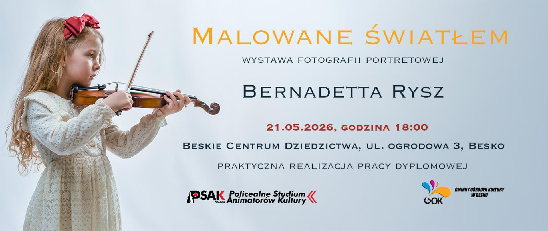 Plakat informujący o wystawie dyplomowej Słuchaczki Studium Bernadetty Rysz. Plakat ma jasno-szare tło. Po lewej stronie stoi dziewczynka w kremowej koronkowej sukience i gra na skrzypcach. Na środku plakatu są umieszczone informacje o wystawie. Na dole jest logo Studium oraz logo GOK w Besku.