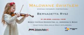 Plakat informujący o wystawie dyplomowej Słuchaczki Studium Bernadetty Rysz. Plakat ma jasno-szare tło. Po lewej stronie stoi dziewczynka w kremowej koronkowej sukience i gra na skrzypcach. Na środku plakatu są umieszczone informacje o wystawie. Na dole jest logo Studium oraz logo GOK w Besku.