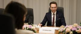 Minister rozwoju i technologii Waldemar Buda na spotkaniu z minister przemysłu, handlu i turystyki Hiszpanii Reyes Maroto, minister Buda siedzi przy stole
