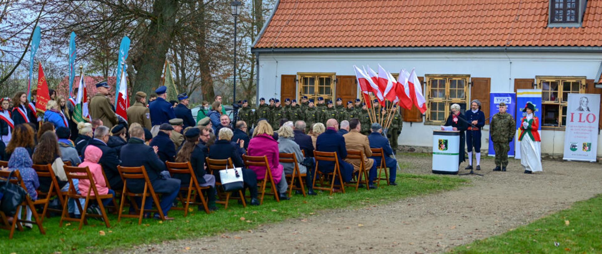 Komendant Powiatowy PSP w Kościerzynie st. bryg. Tomasz Klinkosz wziął udział w akcji "Szkoła do hymnu"