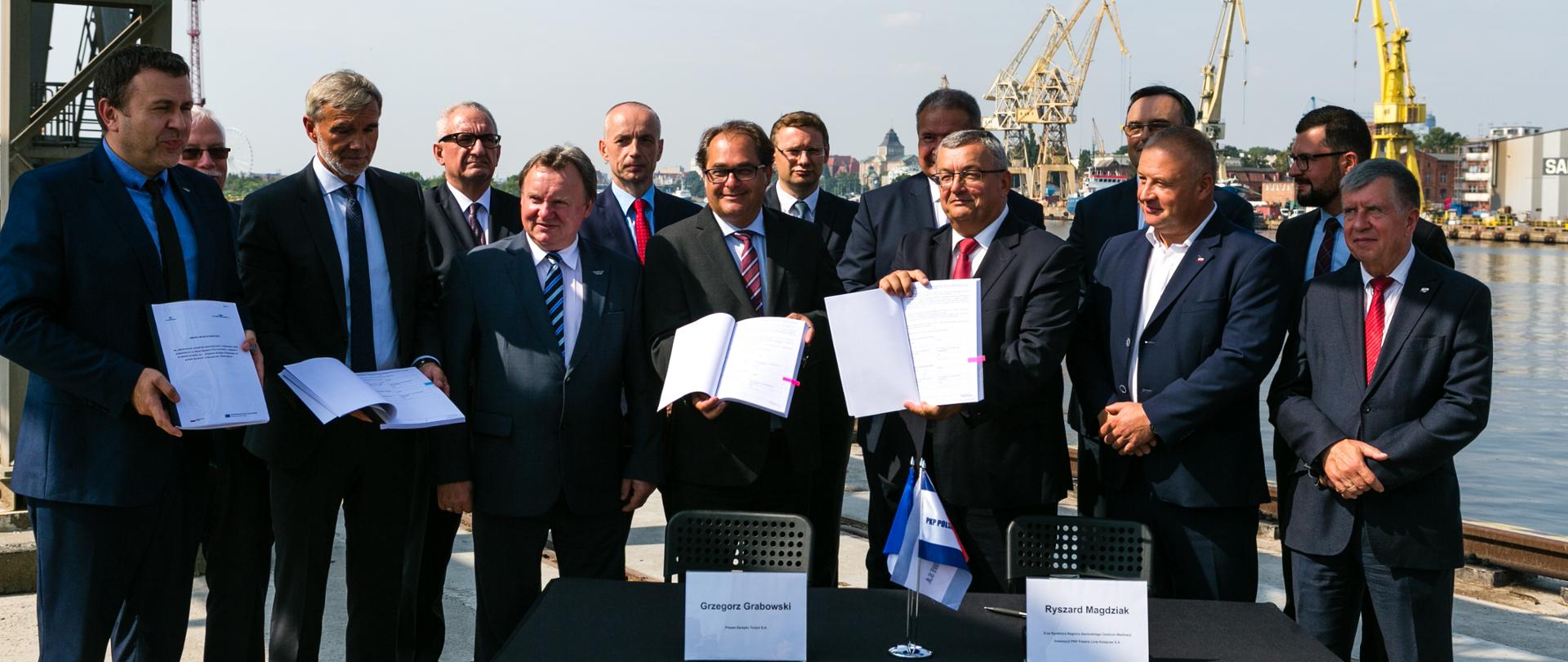 W pierwszym rzędzie w centrum stoi Minister Marek Gróbarczyk oraz Minister Andrzej Adamczyk