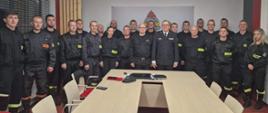 Na zdjęciu strażacy po egzaminie którzy uzyskali uprawnienia do kierowania działaniami ratowniczo-gaśniczymi