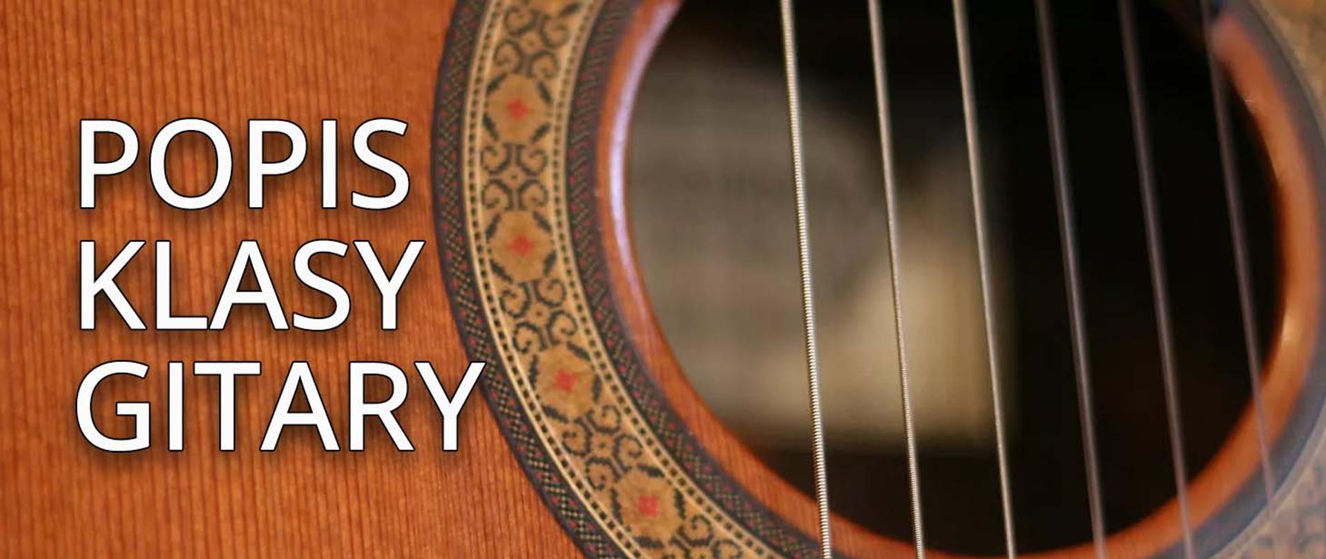 W tle zdjęcia widoczny fragment gitary - otwór rezonansowy i struny, z lewej strony biały napis o treści popis klasy gitary