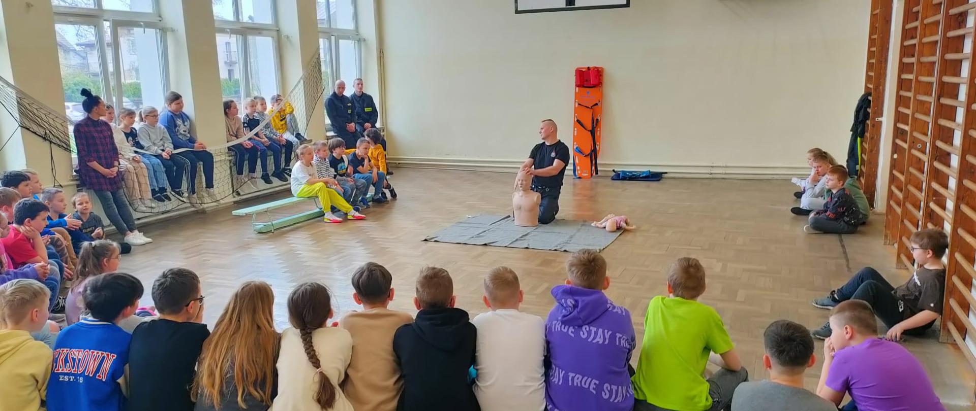 Pokaz udzielania pierwszej pomocy z okazji tygodnia zdrowia
w Szkole Podstawowej nr 1 w Żurominie
