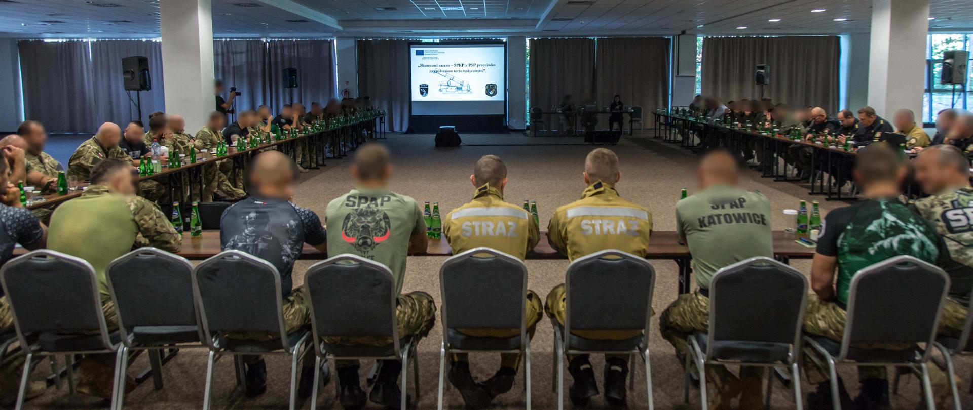 uczestnicy szkolenia siedzą słuchając wykładu