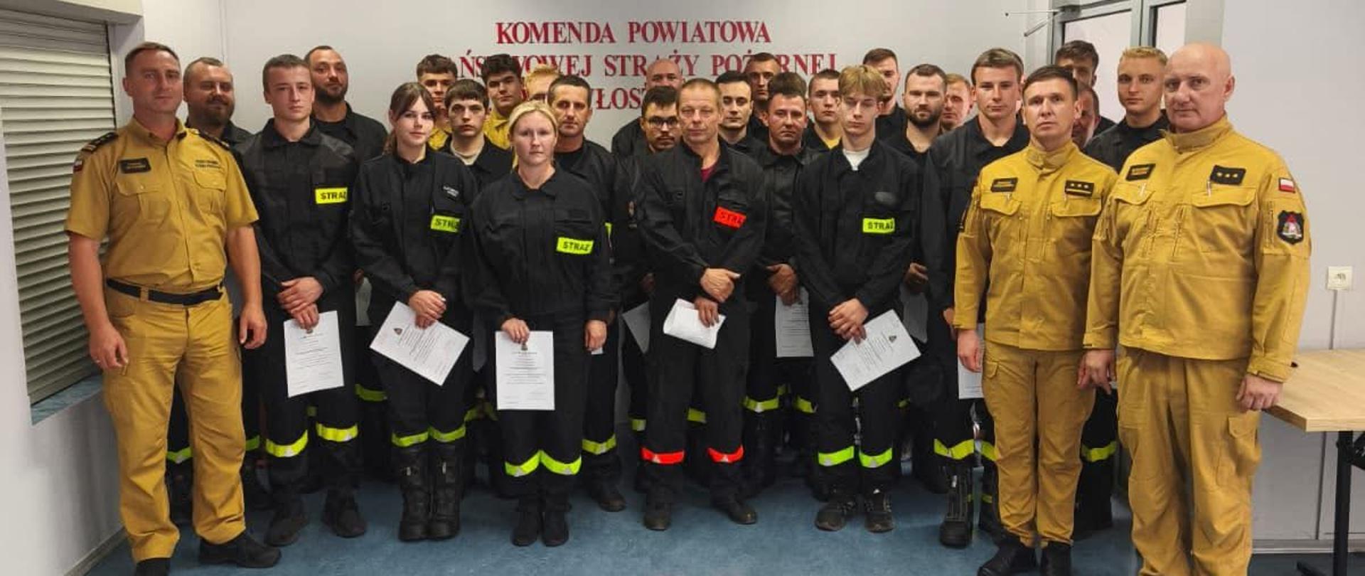 Wspólne zdjęcie na zakończenie kursu kursantów oraz kierownictwa Komendy Powiatowej PSP we Włoszczowie