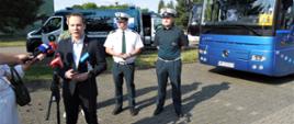 - Sam jestem ojcem dwójki dzieci i cieszę się, że rośnie świadomość kierowców zawodowych i przewoźników autokarowych. Statystyki mazowieckiej Inspekcji Transportu Drogowego pokazują wprost, że po mazowieckich drogach podróżują autobusy coraz nowsze i w coraz lepszym stanie technicznym - powiedział w trakcie briefingu prasowego Wicewojewoda Mazowiecki Patryk Fajdek.