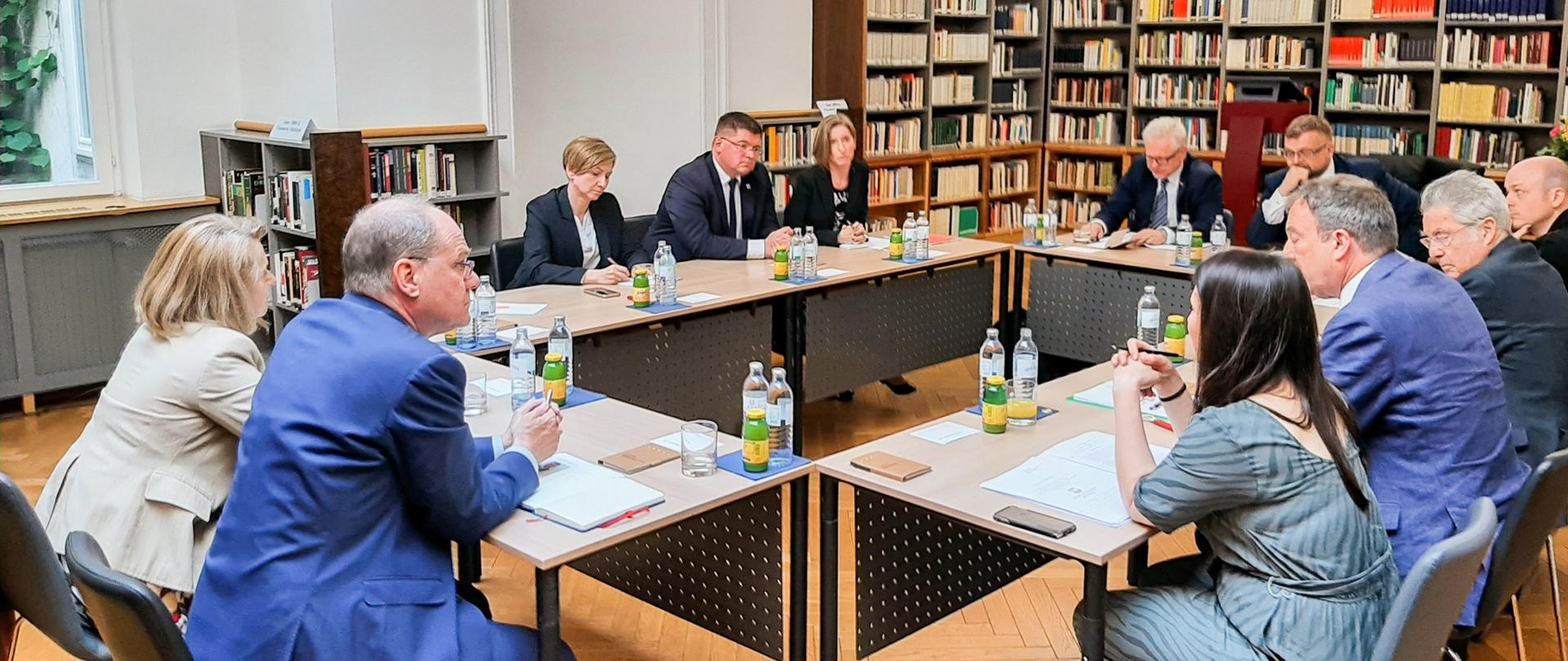 Rozmowy w Wiedniu. Wszyscy siedzą przy stole.