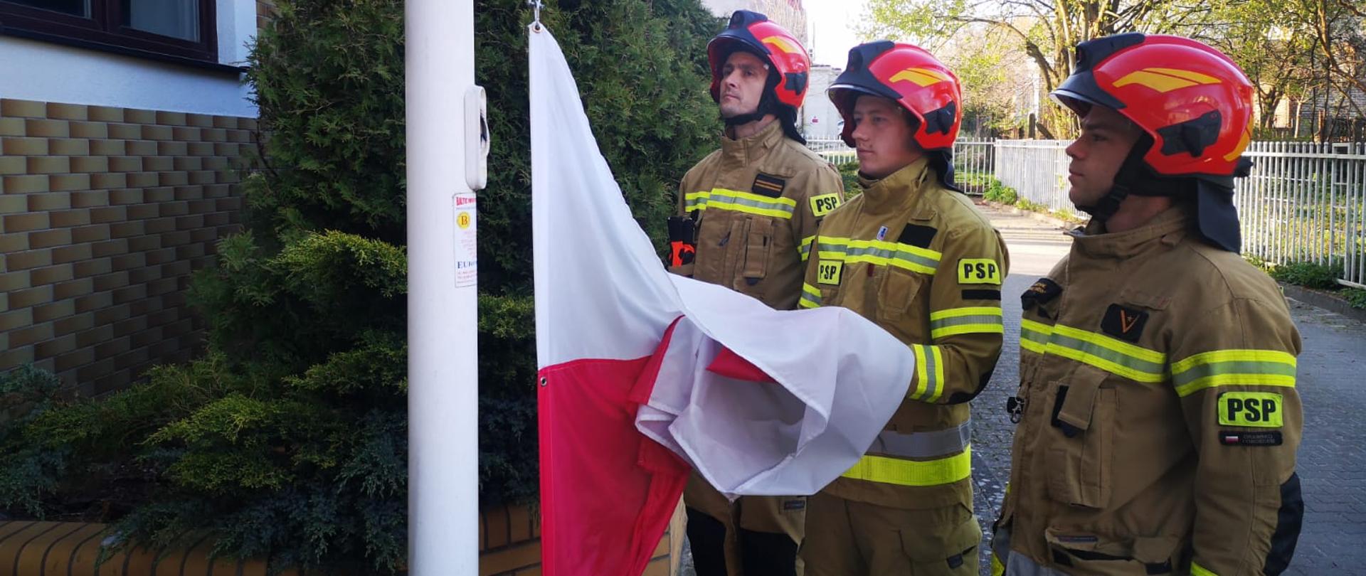 Podniesienie flagi na maszt