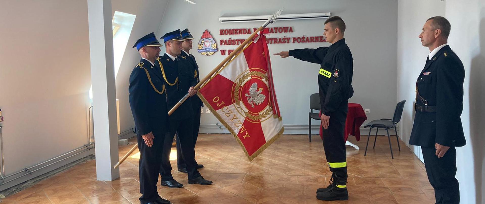 Strażak składający ślubowanie.