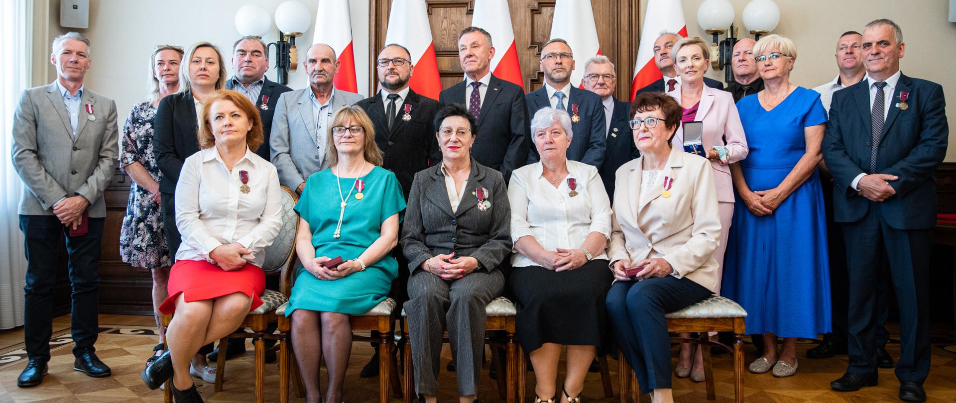 grupowe zdjęcie odznaczonych z wojewodą