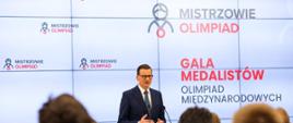 Premier Mateusz Morawiecki podczas Gali Medalistów Olimpiad Międzynarodowych za rok szkolny 2020/2021