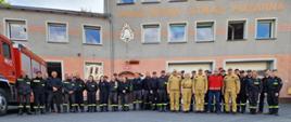 Zdjęcie przedstawia uczestników manewrów medycznych w Komendzie Powiatowej PSP w Jaworze. 