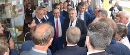 Minister Ardanowski podczas zwiedzania terenów wystawowych