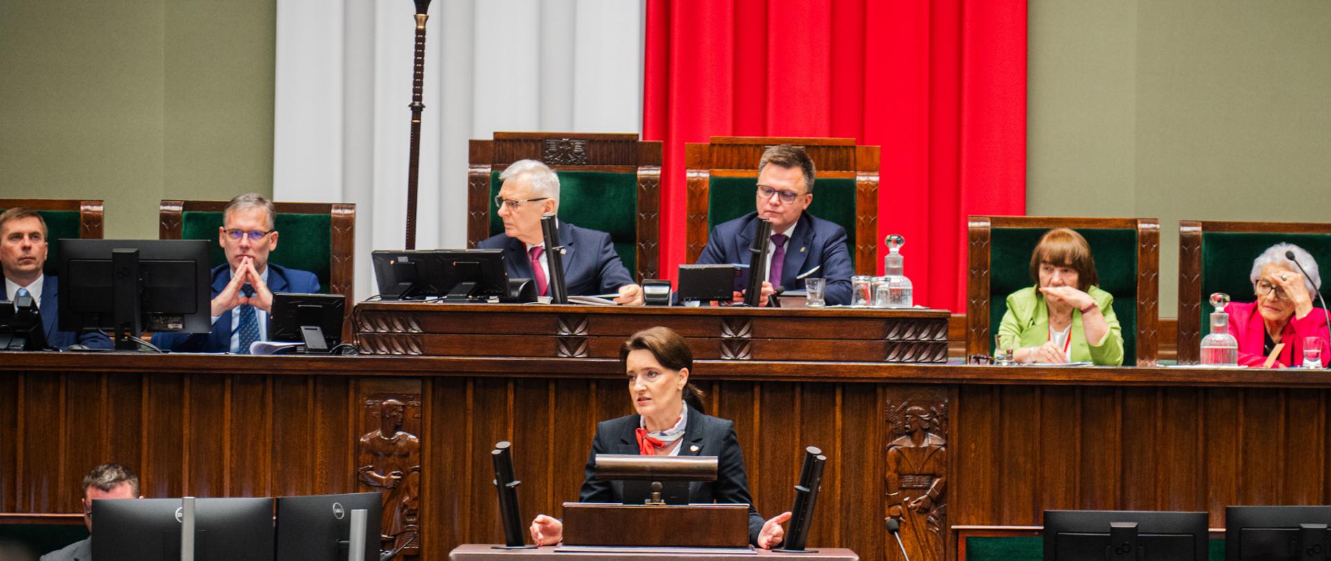 XI Sesja Obywatelskiego Parlamentu Seniorów - wystąpienie na mównicy Marzeny Okły-Drewnowicz 