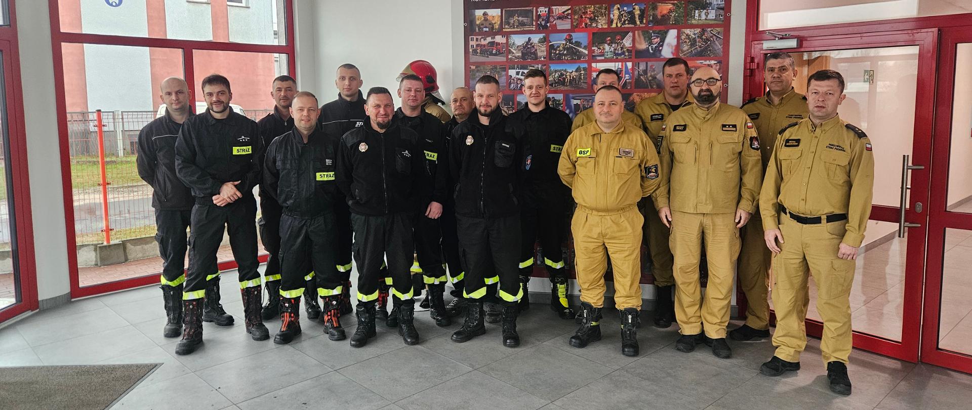 Fotografia przedstawia grupowe zdjęcie wykładowców i strażaków OSP po zakończonym szkoleniu.