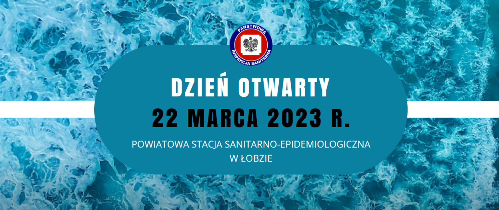 Na grafice na niebieskim tle, na górze znajduje się logo Państwowej Inspekcji Sanitarnej. Poniżej jest napisane: DZIEŃ OTWARTY, 22 MARCA 2023 R., POWIATOWA STACJA SANITARNO EPIDEMIOLOGICZNA W ŁOBZIE. W tle widoczna jest woda.
