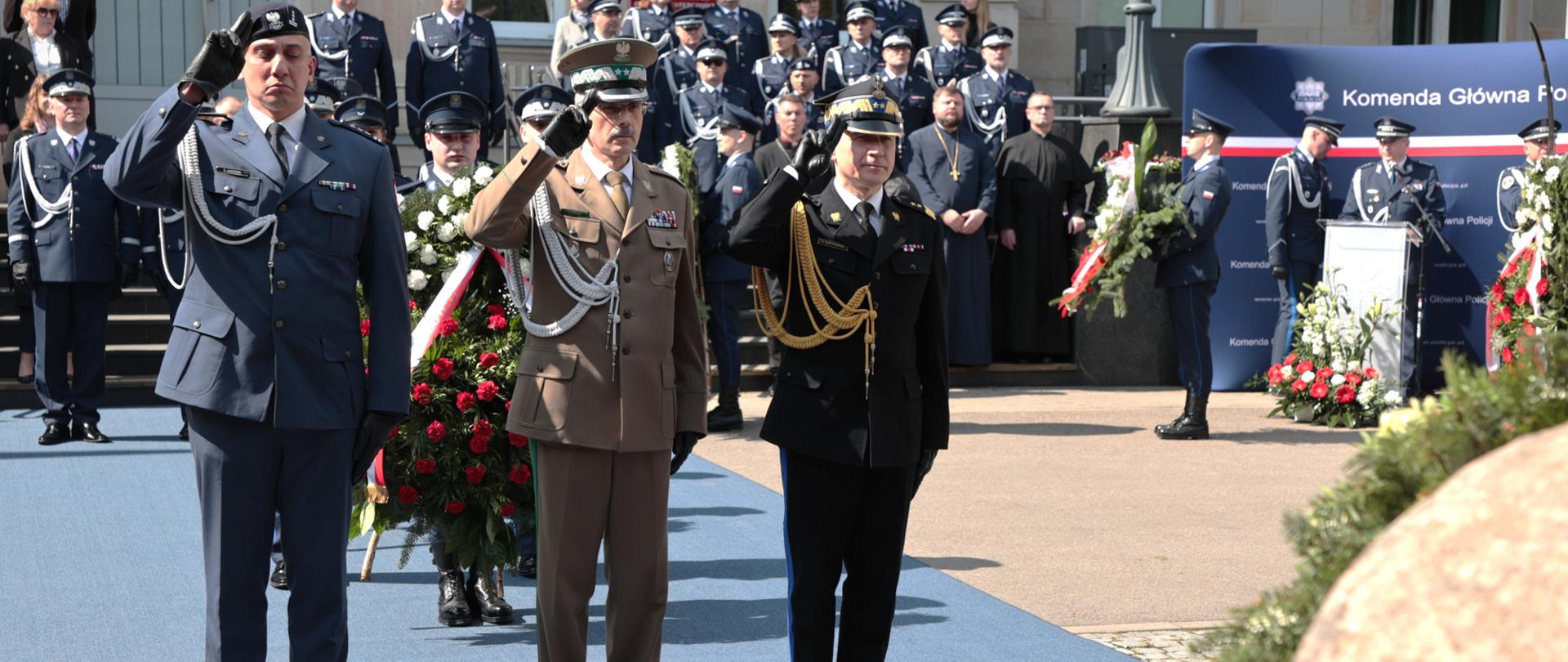 Komendant główny PSP, SG, SOP podczas składania wieńca przy pamiątkowym kamieniu. 