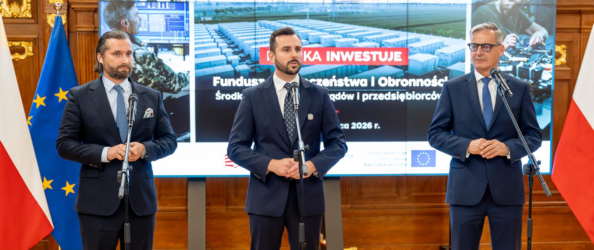 uczestnicy konferencji prasowej - od lewej: Arkadiusz Sułek – prezes zarządu spółki Chrobry, Bartosz Brożyński – wicewojewoda zachodniopomorski i Mirosław Czekaj – prezes Banku Gospodarstwa Krajowego