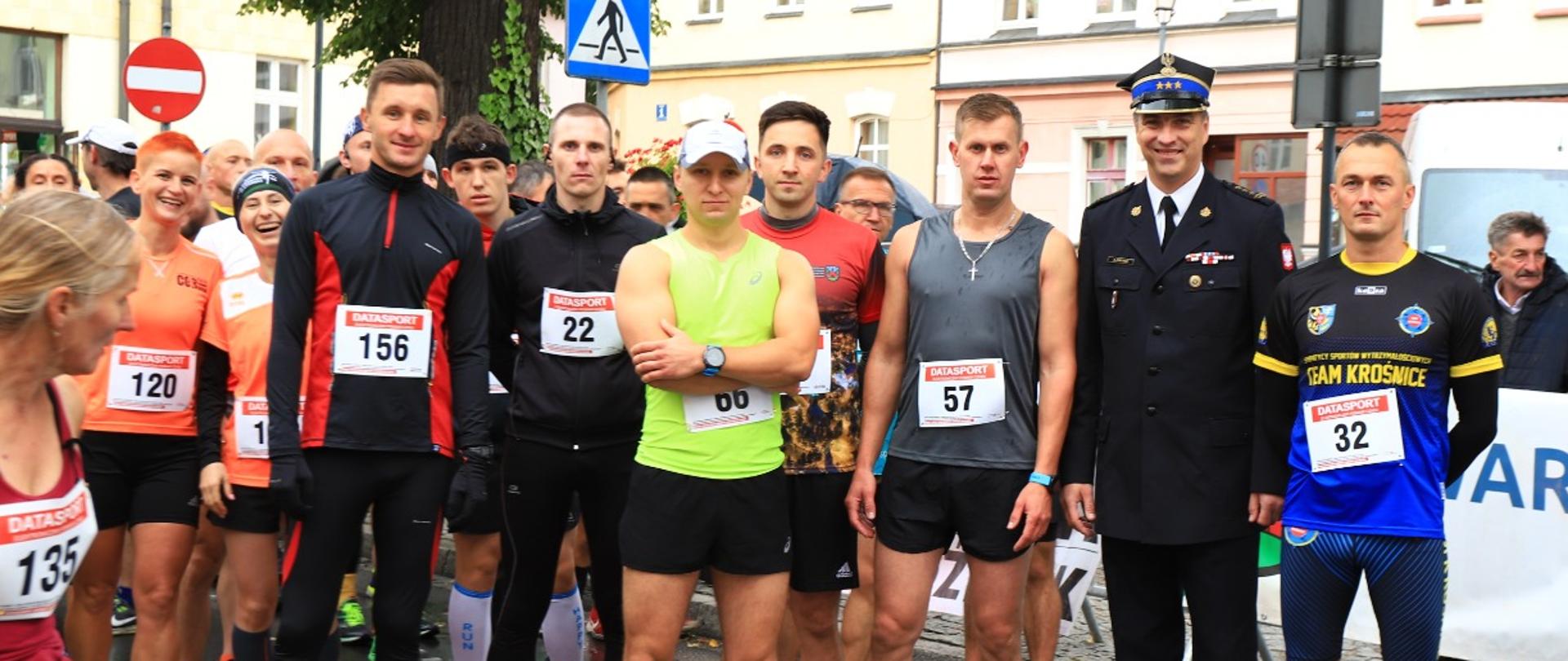 Strażacy wraz z Komendantem Powiatowym przed starte biegu głównego. 