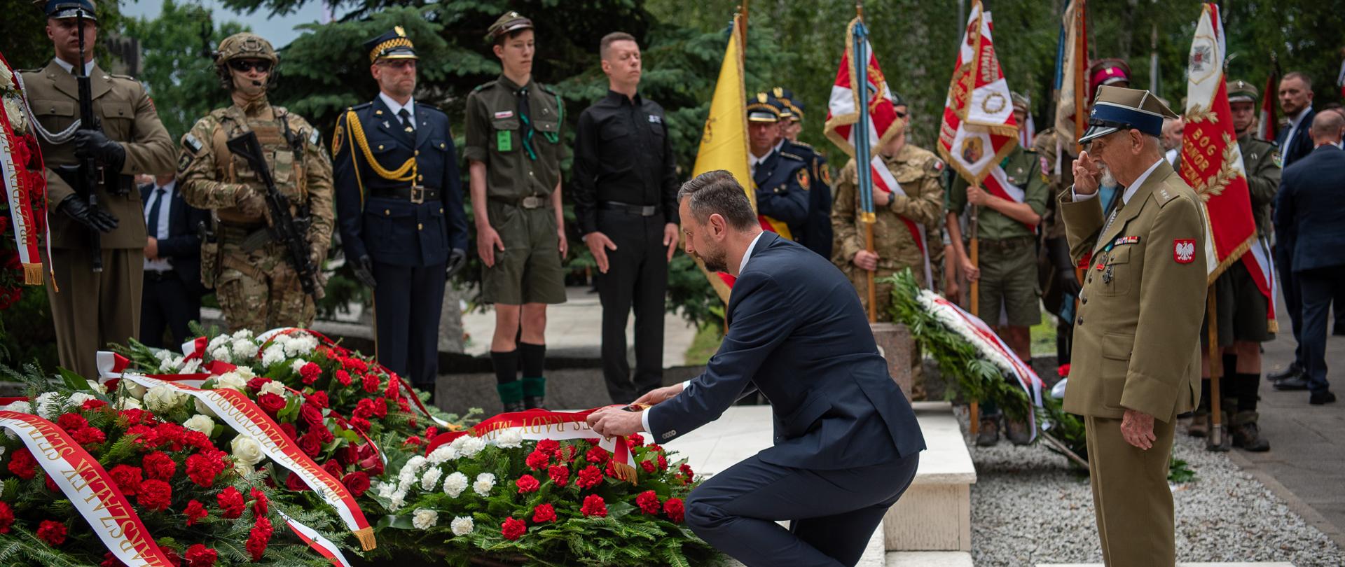 1 sierpnia 2025 r. w Warszawie, Władysław Kosiniak - Kamysz wicepremier-minister obrony narodowej złożył wiązankę kwiatów pod pomnikiem Gloria Victis na cmentarzu powązkowskim z okazji 81. rocznicy Powstania Warszawskiego. Podsekretarz stanu w MON Stanisław Wziątek złożył wiązanki kwiatów z okazji 81. rocznicy Powstania Warszawskiego przy pomniku gen. Stefana Roweckiego "GROTA", pomniku Polskiego Państwa Podziemnego i Armii Krajowej, na grobach dowódców Powstania Warszawskiego oraz pomniku "Polegli - Niepokonani 1939-1945". Fot. Maciej Nędzyński/MON 