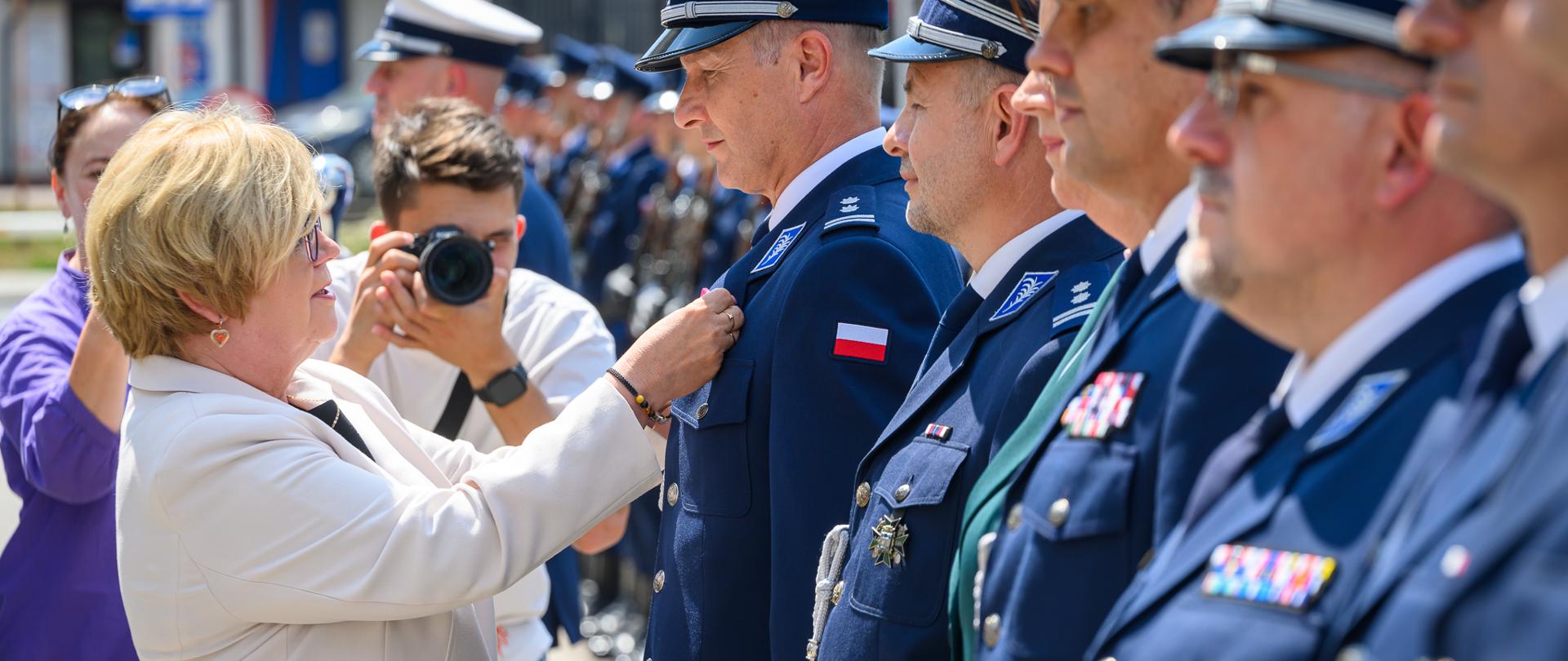 Zdjęcie przedstawia wojewodę podkarpackiego i policjantów podczas Święta Policji 2026