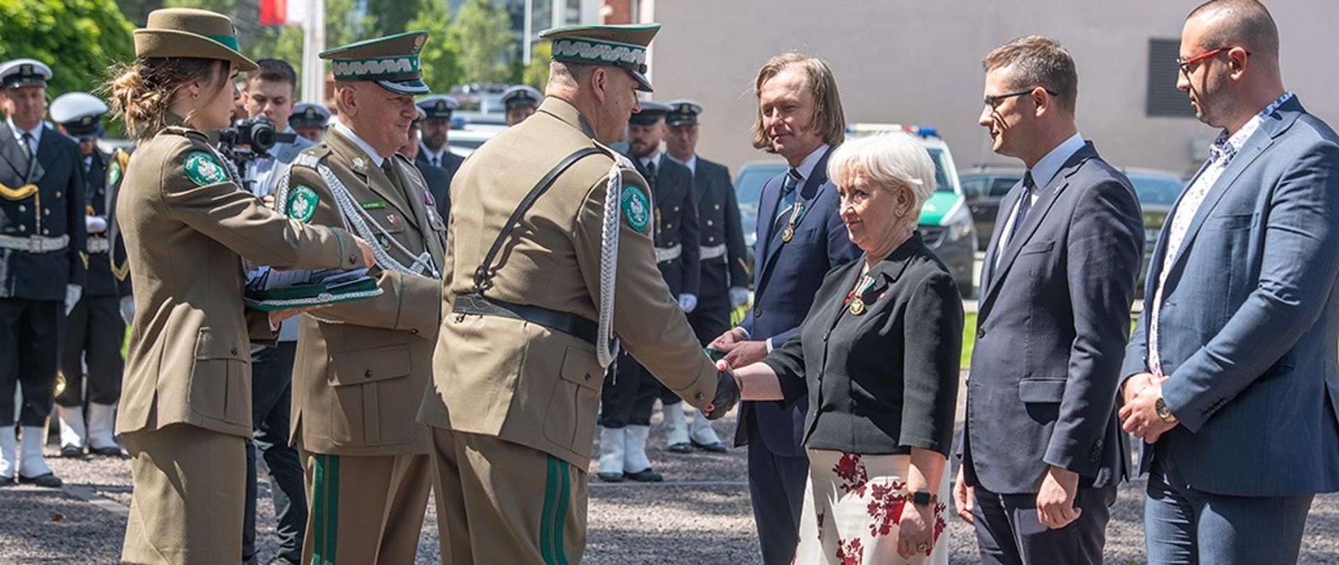 Wojewoda łódzki Dorota Ryl podczas uhonorowania odznaczeniem Złotym Medalem za Zasługi dla Straży Granicznej