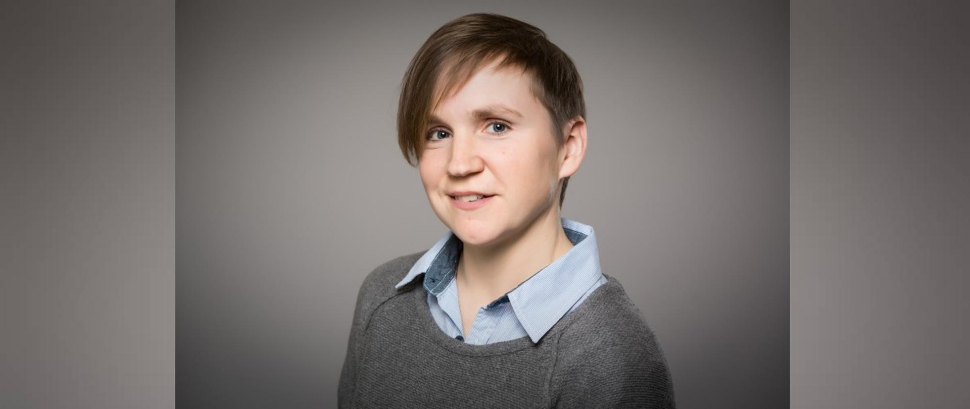 elegancko ubrana kobieta