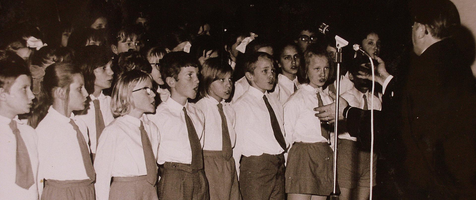 Chór szkolny w latach siedemdziesiątych, dyryguje Tadeusz Werbiński 