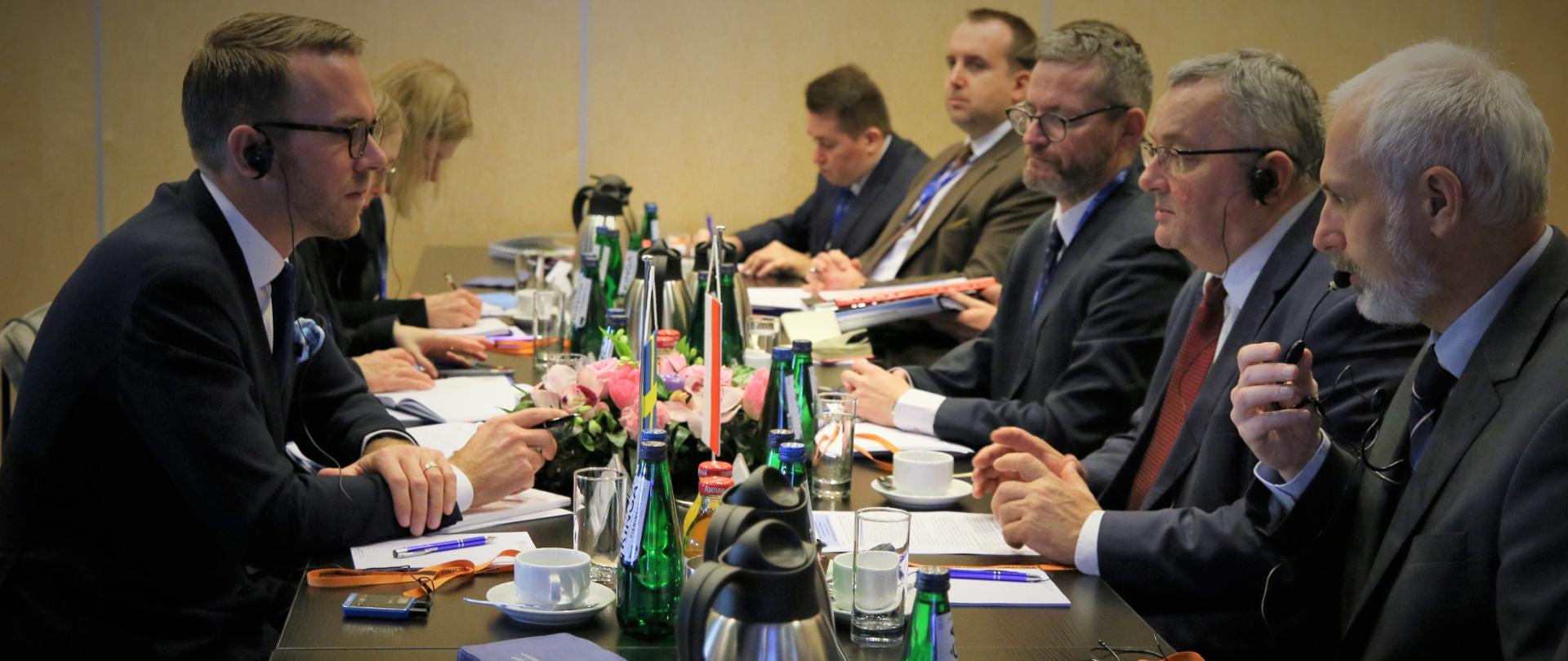 Minister infrastruktury Andrzej Adamczyk wraz z wiceministrem Grzegorzem Witkowskim w trakcie rozmowy z delegacją szwedzką